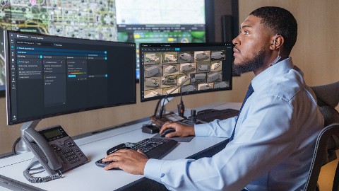 Operador de segurança trabalhando com o Operations Center